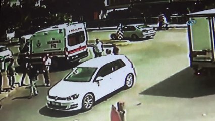 Antalya'da motosiklet otomobile böyle çarptı: 2 yaralı