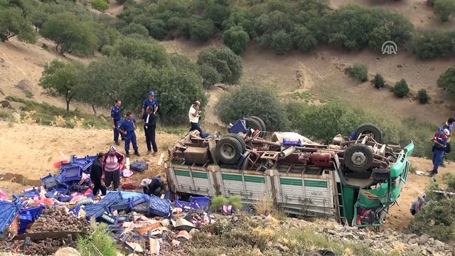 İşçi taşıyan kamyon uçuruma yuvarlandı: 1 ölü, 10 yaralı - MANİSA