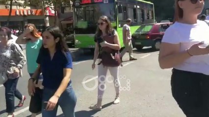 Ora News - Tiranë, autobusi përplaset me fordin