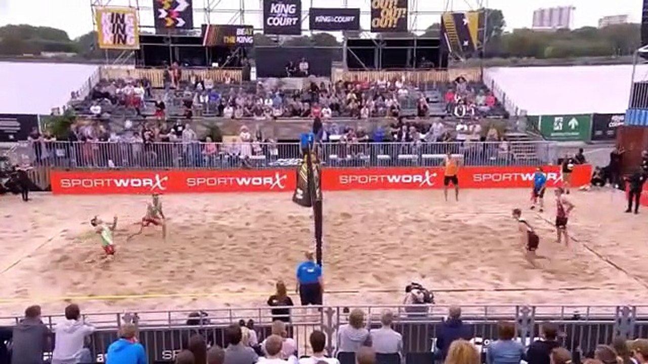 Il marque un point magique en mode retourné acrobatique en beach-volley