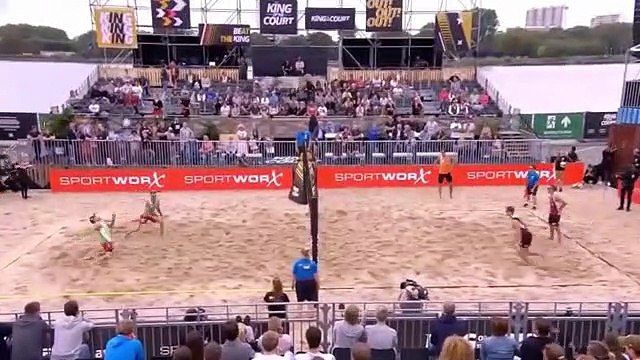 Il marque un point magique en mode retourné acrobatique en beach-volley