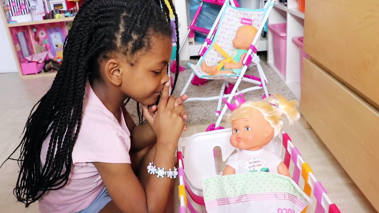 MA FILLE A RETRECIT! Aussi petite qu’une poupée !kid pretend play as a doll