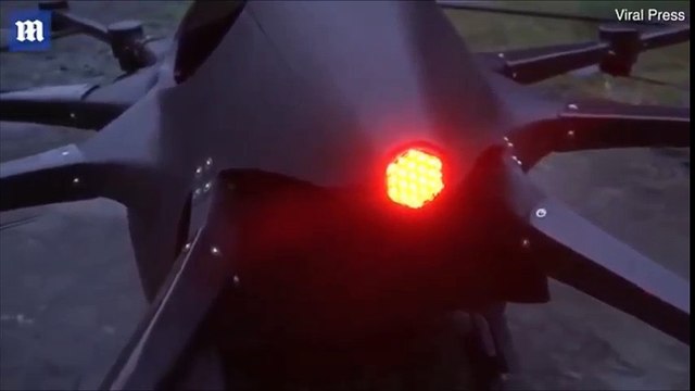 رجل يصنع سيارة طائرة للهروب من الزحام المروري