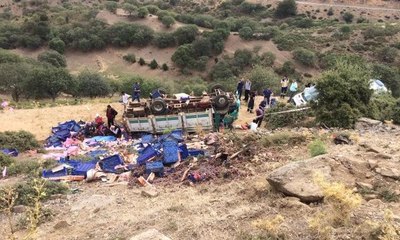 İşçileri taşıyan kamyon uçuruma yuvarlandı