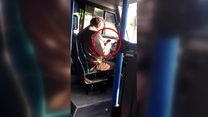 [이브닝] "운전 중인데..." 휴대전화 빠진 버스기사 / YTN