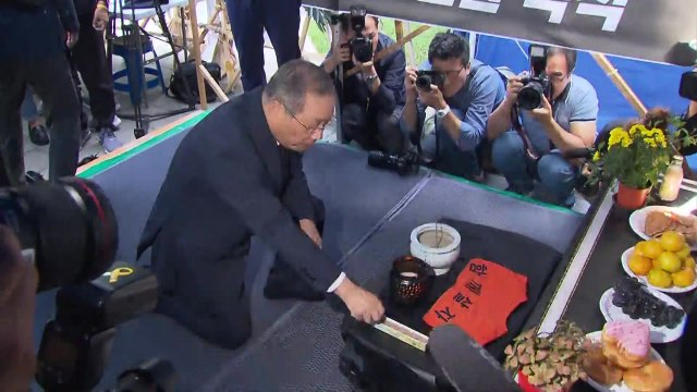 쌍용차 사장, 첫 분향소 방문... 복직 해결 노력 / YTN