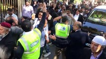 Slogans Chanted By PMLN Workers After Kulsoom Nawaz’s funeral prayers offered