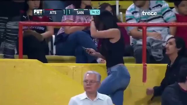 Un caméraman filme cette femme et rate une faute lors du match de football