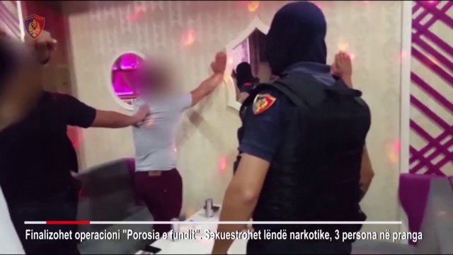 Policia ju ngre duart lart në mes të lokalit, sekuestrohen 33 doza kokainë në Fier, 3 në pranga