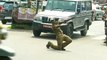 شاهد : شرطي مرور في الهند ينظم السير بحركته الخاصة !