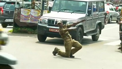 شاهد : شرطي مرور في الهند ينظم السير بحركته الخاصة !