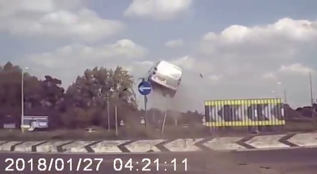 Un van circule trop vite et rate complément le virage du rond point