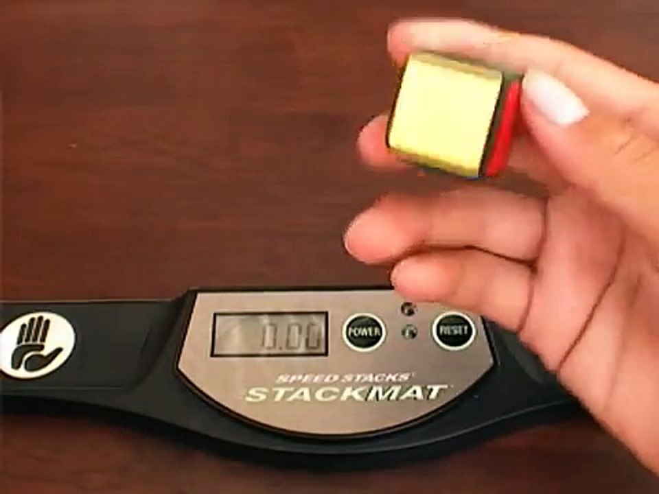 Rubik's Cube 1x1 en 0.07 seconde avec une seule main