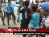 Mahasiswa dan Polisi Adu Jotos saat Unjuk Rasa Pelantikan Anggota DPRD