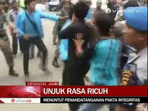 Mahasiswa dan Polisi Adu Jotos saat Unjuk Rasa Pelantikan Anggota DPRD