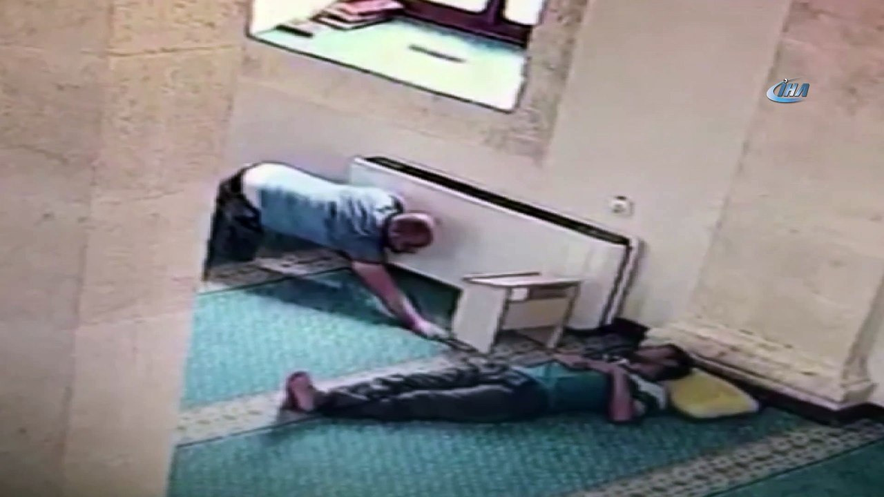 Camide sürünen hırsız uyuyan adamın telefonunu böyle çaldı