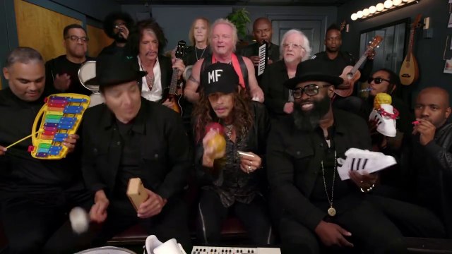 Jimmy Fallon, Aerosmith et The Roots chantent Walk This Way avec des instruments pour enfants