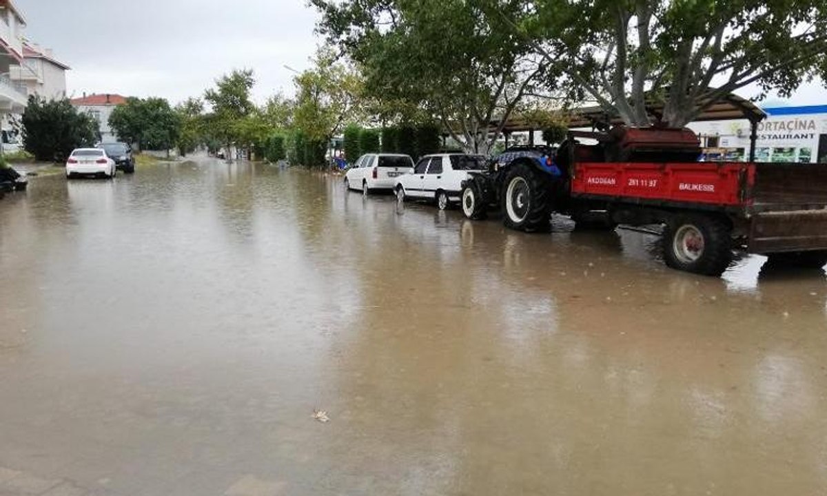 Avşa Adası'nda sokaklar göle döndü