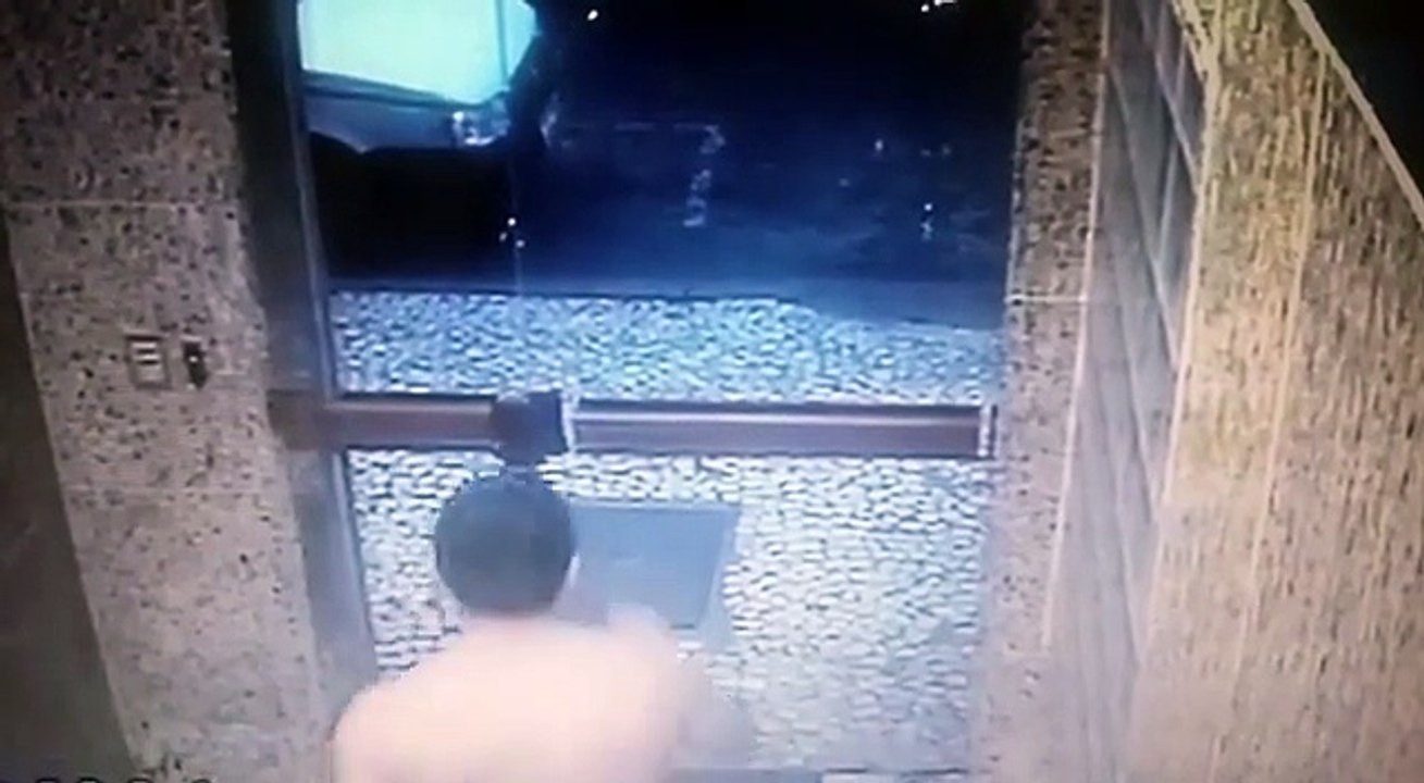 Homem se nega a pagar travesti e sai correndo pelado no centro de Curitiba