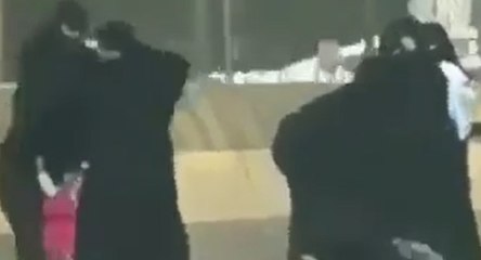 Dünya çarşaflı bu kadınların kavgasını konuşuyor