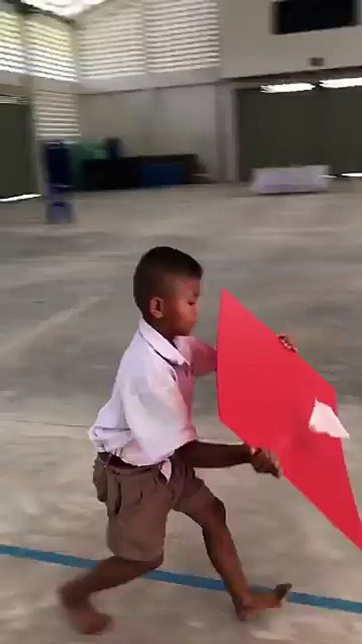 Faire voler un avion en papier à l'aide d'un carton