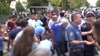 Kaldırımda yürüyen anne ve kızının üzerine reklam tabelası düştü