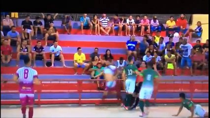 Video chocante : A brutal agressão a um árbitro de futsal no Brasil