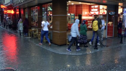 Sağanak yağış sonrası sokaklar göle döndü