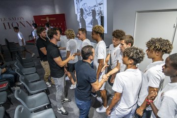Les joueurs de l’Academy face à leurs glorieux aînés