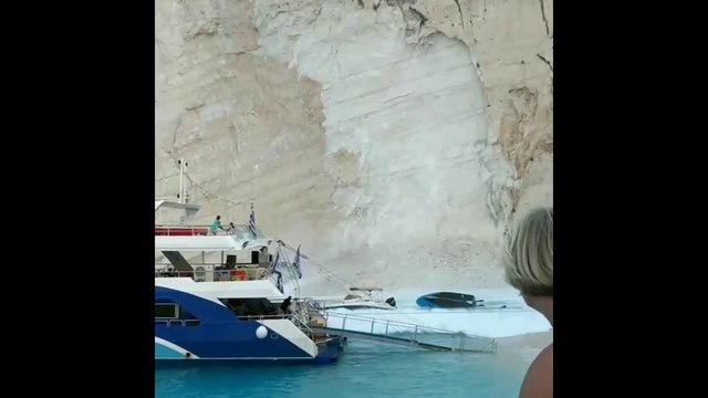 Un pan de falaise se décroche et chute à la mer tout pret de yachts... Danger