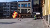 Varios valientes gudaris agreden a un señor que llevaba una bandera de España