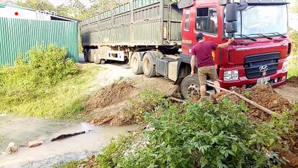 Un conductor de camión pretendió ahorrarse unos minutos y terminó atrapado