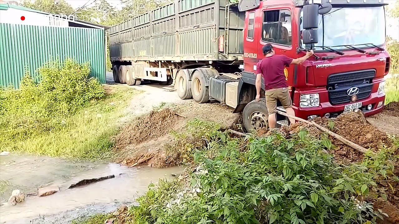 Un conductor de camión pretendió ahorrarse unos minutos y terminó atrapado
