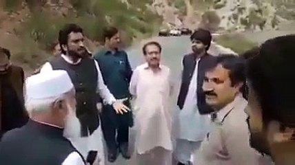 Interior Minister Shehryar Afridi Taking Class Of Contractor