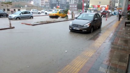 Bandırma'da ev ve iş yerlerini su bastı