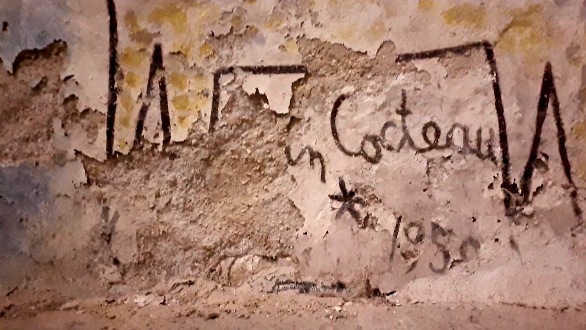 Patrimoine : la signature de Jean Cocteau se dégrade dans sa chapelle -  Vidéo Dailymotion