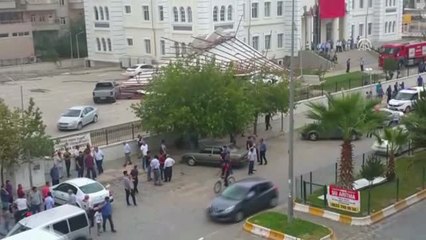 Fırtınada Uçan Çatı Kaymakamlık Bahçesine Düştü