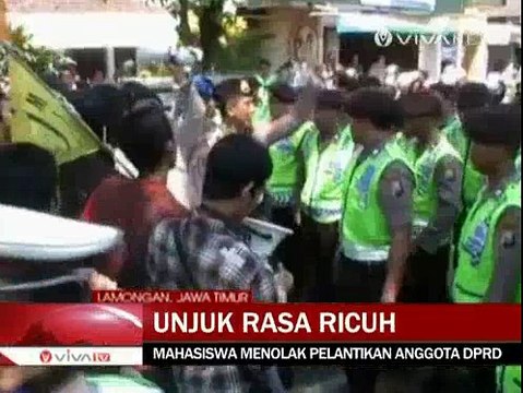 Unjuk Rasa Mahasiswa Tolak Pelantikan Anggota DPRD Lamongan Ricuh