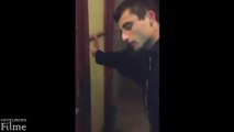 Betrunkener Mann kann nicht öffnen Tür