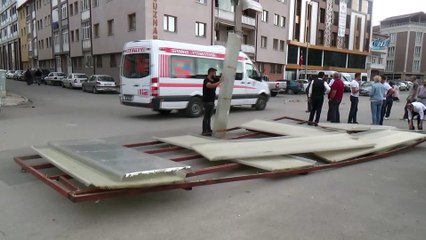 Rüzgarın uçurduğu çatı üç otomobile zarar verdi