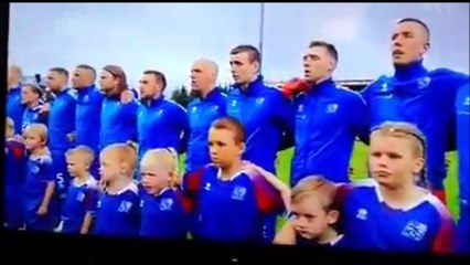 Personne ne veut être à côté de cet enfant pendant les hymnes