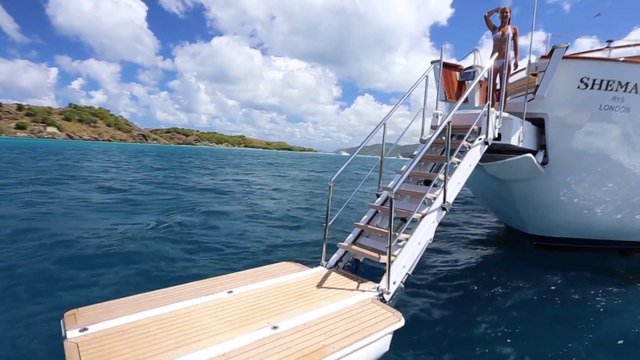 Ce yacht a une plateforme pour nager... Vacances de rêve