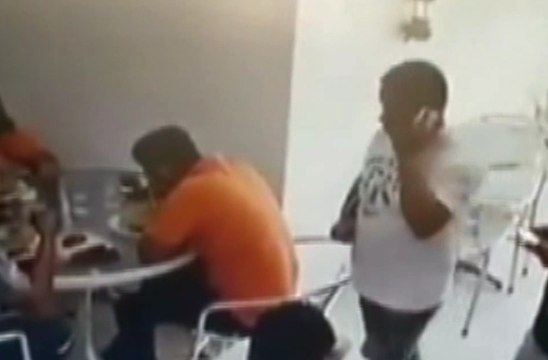 Sujeto simula una lesión para atracar a un local de comidas en Guayaquil