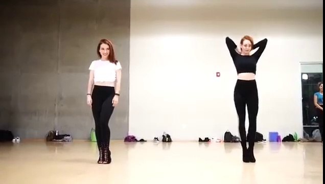 3 superbes danseuses effectués des mouvements géniaux