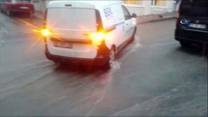 Aniden bastıran sağanak yolları göle çevirdi