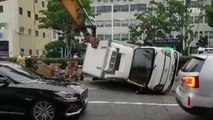 [좋은뉴스] 쓰러진 트럭 일으켜 세운 굴착기 기사 / YTN