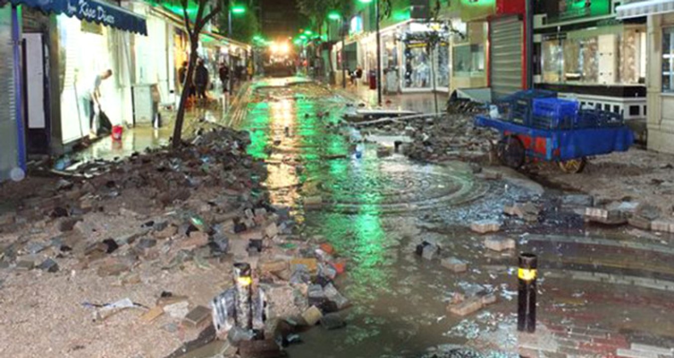 Balıkesir'de Etkili Olan Sağanak Yağış Sonrası Araçlarında Mahsur Kalan 125 Kişi, İtfaiye Ekipleri Tarafından Kurtarıldı