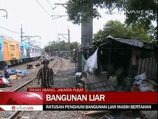Penghuni Gubuk Liar Di Bantaran Rel Tanah Abang Masih Bertahan