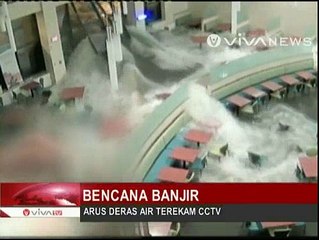 Rekaman CCTV Banjir Hancurkan Kafetaria Rumah Sakit