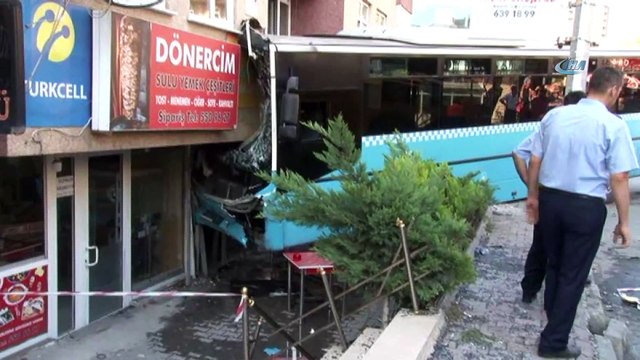 Bağcılar Güneşli Mahallesi'nde iddiaya göre gaz pedalı takılan bir halk otobüsü, 5 katlı binaya girdi. Olay yerine sağlık ekipleri ve itfaiye ekipleri sevk edildi. Ekiplerin çalışmaları sürüyor.